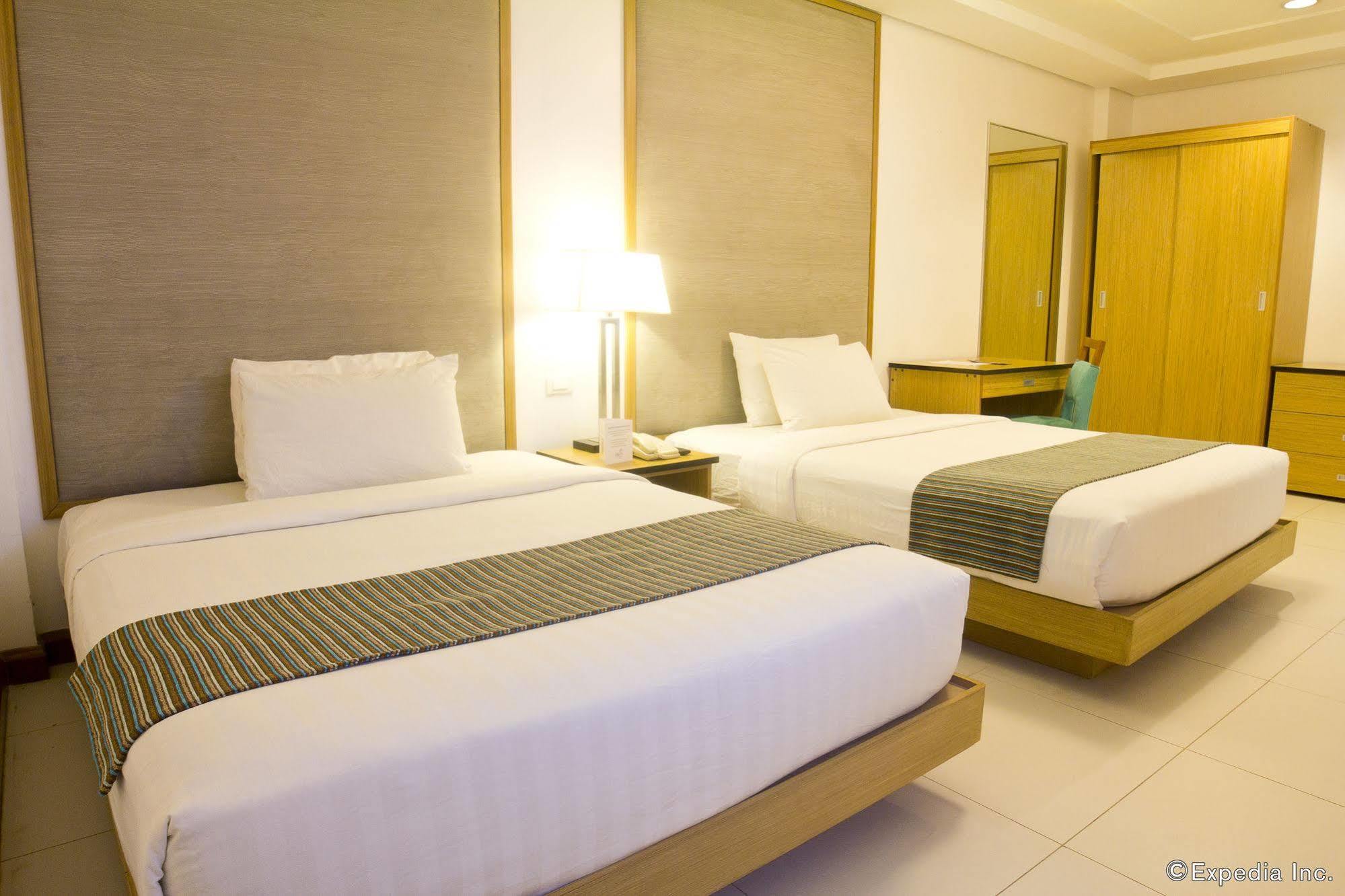 Crown Regency Courtyard Resort Balabag  Exterior foto